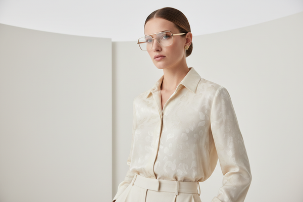 生成一个美女戴眼镜